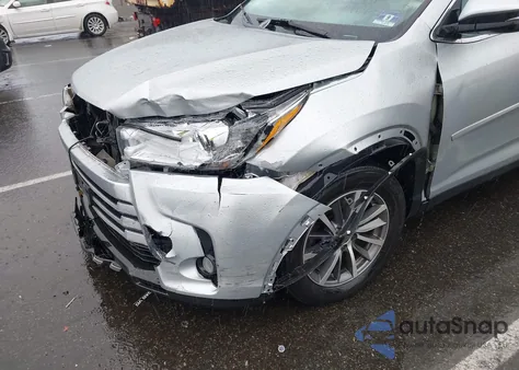2019 Toyota Highlander Xle z USA, uszkodzony, nr VIN 5TDKZRFH6KS554420